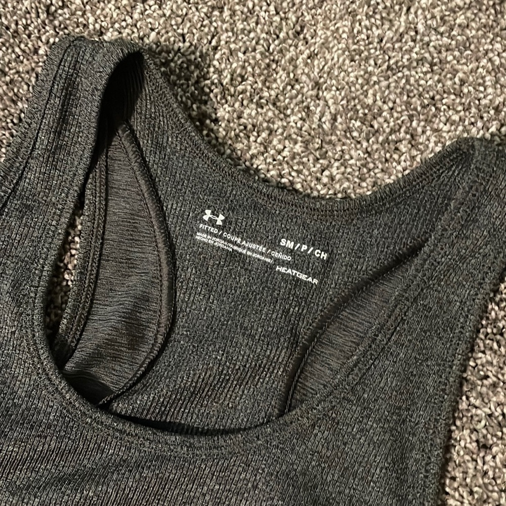 Women’s grey UA heatgear fitted running workout tank top